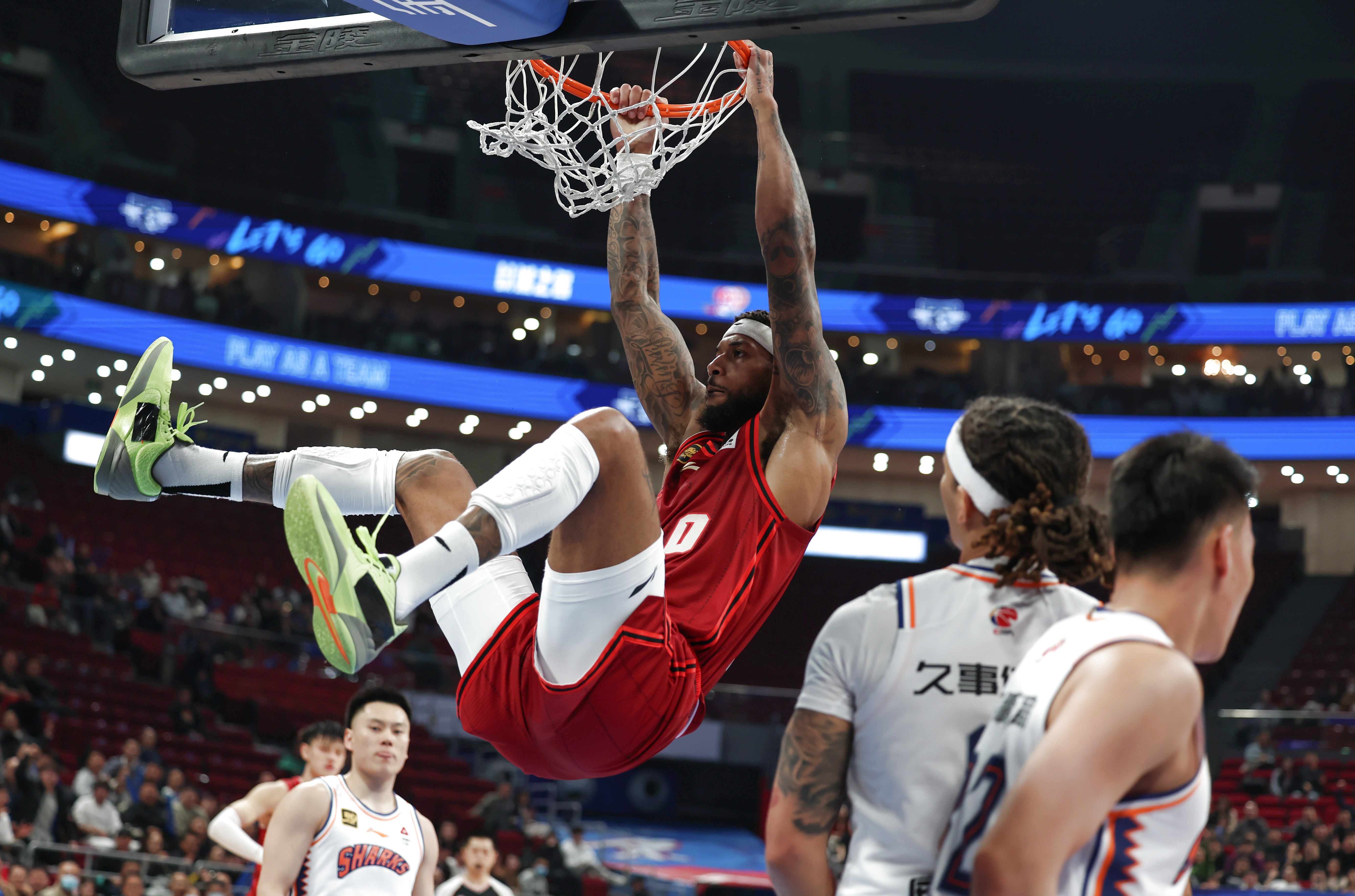 真实玩家评分游戏包含集结日体能课后，休斯敦火箭扳平良机备战NBA总决赛，球迷炸锅，细节决定成败的词条